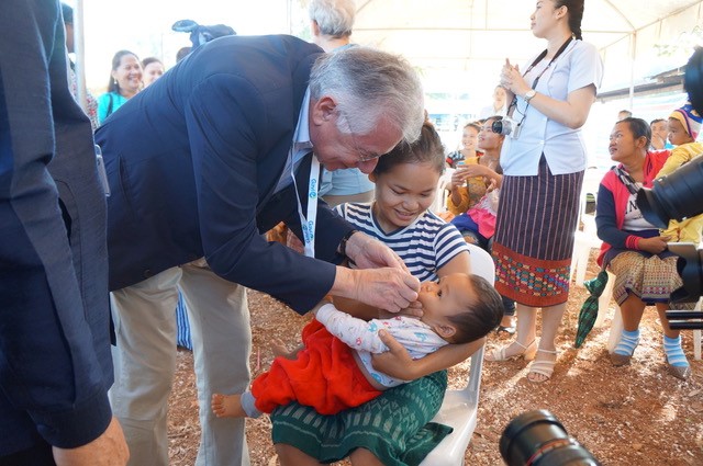 René Karsenti gives an oral vaccine to an infant during a Gavi field visit to the Dongbang Health Centre in Vientiane, Lao PDR in November 2017. Karsenti was IFFIm’s Board chair from 2012-2018.